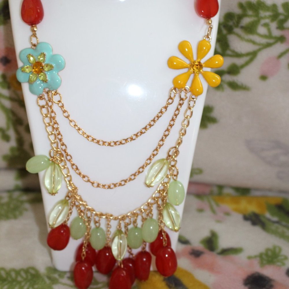 NWT Betsey Johnson Daisy Flower and Beaded Necklace Multi Layered